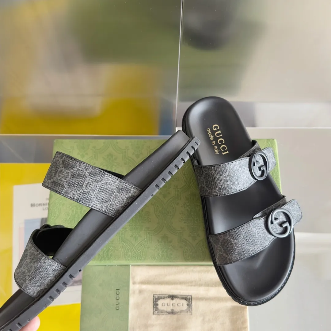 [G Home] Men's Men's Shoes💰: 300💰Size: 38-45 🆕2024Gucci Gucci Summer New Style Double G Presbyopia Flip-flops Cross Sandals Thick Sole Slippers Beach Shoes Original Purchase and Development Production G family's 2024 new summer dark horse items, fashion bloggers at home and abroad have put on the show, and it has become popular on social platforms at home and abroad. Fashionistas must pay for it, and they spend a lot of money to create ingenious craftsmanship and accurately restore every detail. Exquisite packaging at the delivery counter🛍📦 ▪️ Fabric: Original imported double G presbyopic leather ▪️ Lining: Original imported leather ▪️ Sole: Original open molded T men's shoes 💰U outsole ▪️ Bottom thickness: 3CM